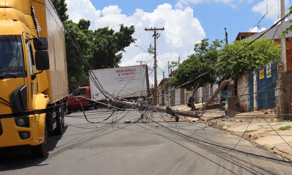 Acidente envolvendo caminhão e cabos de energia resulta em três postes derrubados no Morada do Sol