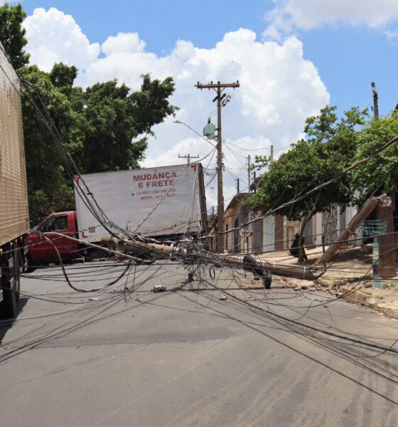 Acidente envolvendo caminhão e cabos de energia resulta em três postes derrubados no Morada do Sol