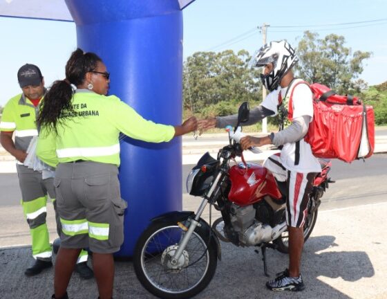Ação de Segurança Viária - Emdec distribui antenas corta-pipa para motociclistas
