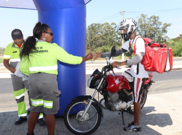 Ação de Segurança Viária - Emdec distribui antenas corta-pipa para motociclistas
