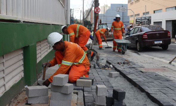 Melhorias na Rua José Paulino Continuam com a Instalação de Novo Pavimento