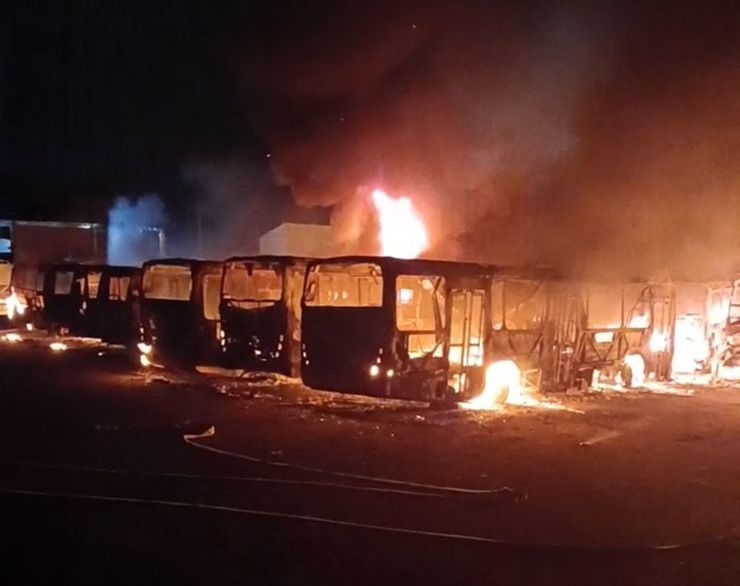 Tragédia Evitada - Incêndio Consome 19 Ônibus Escolares em Jaguariúna; Causas estão sob Investigação