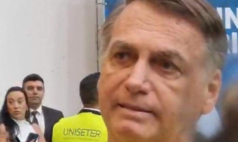 Flávio Paradella Analisa o Evento Polêmico de Bolsonaro - Um Gesto de Solidariedade Carregado de Hostilidade