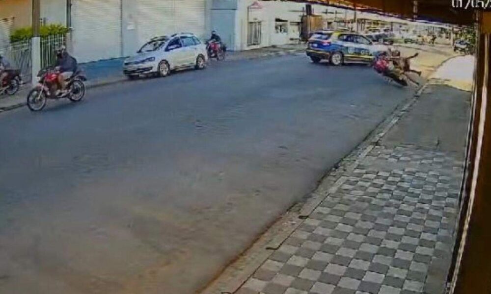 Incidente Chocante - Viatura da Guarda Municipal Colide com Motociclistas em Fuga