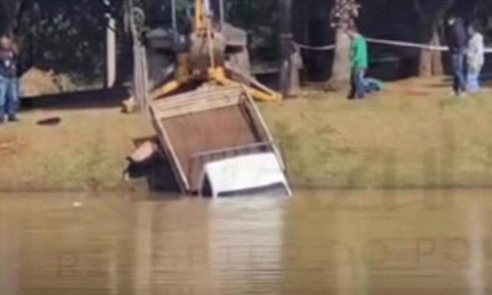 Um Incidente Aquático Incomum - Caminhão Afunda em Lago de Parque em Campinas