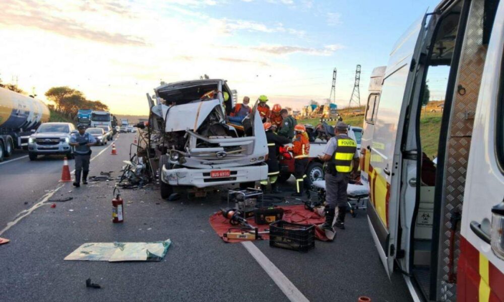 Colisão Grave na Rodovia dos Bandeirantes - Consequências Trágicas de um Acidente entre Caminhões