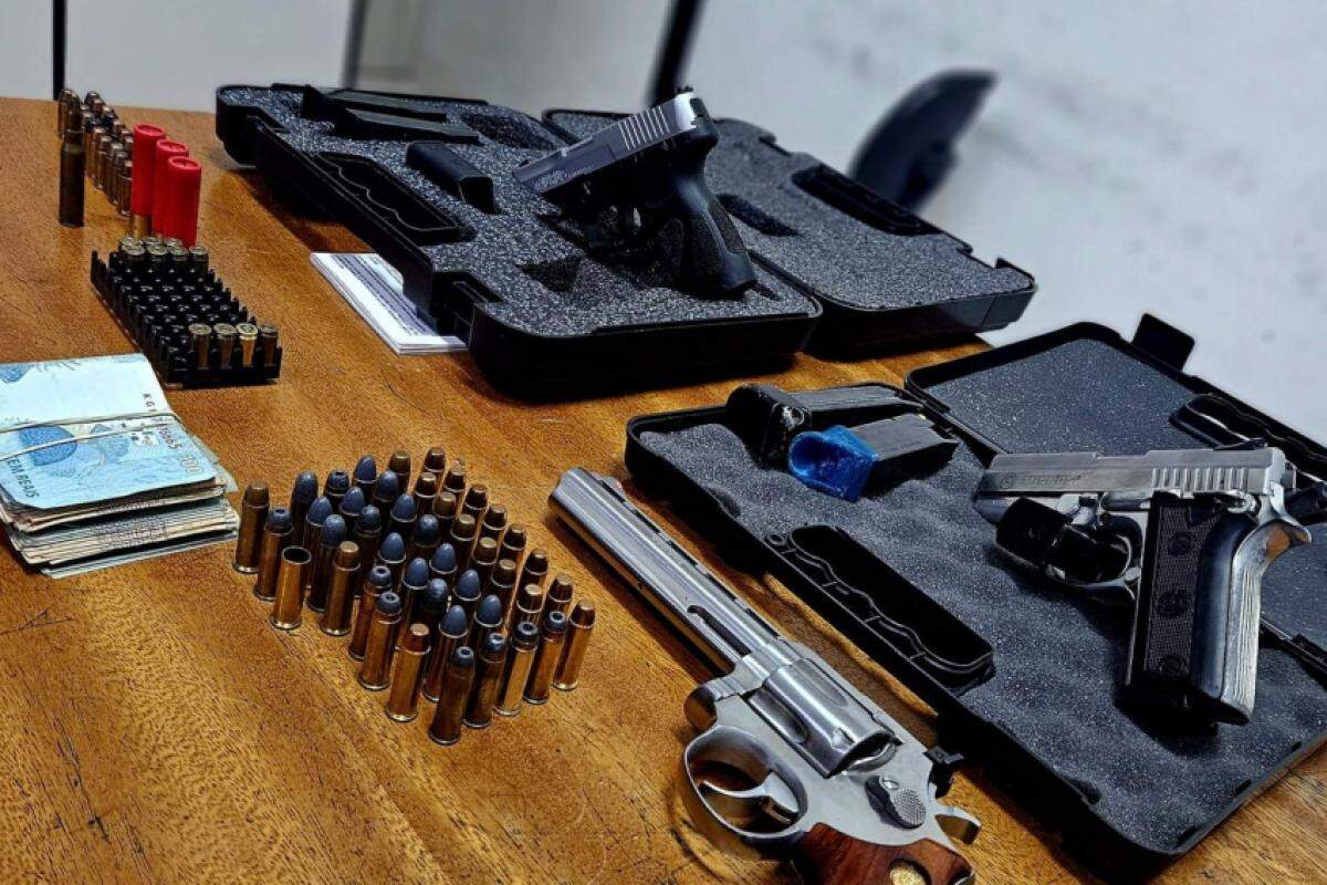 Operação Policial Desmantela Esquema de Agiotagem e Apreende Arsenal de Armas