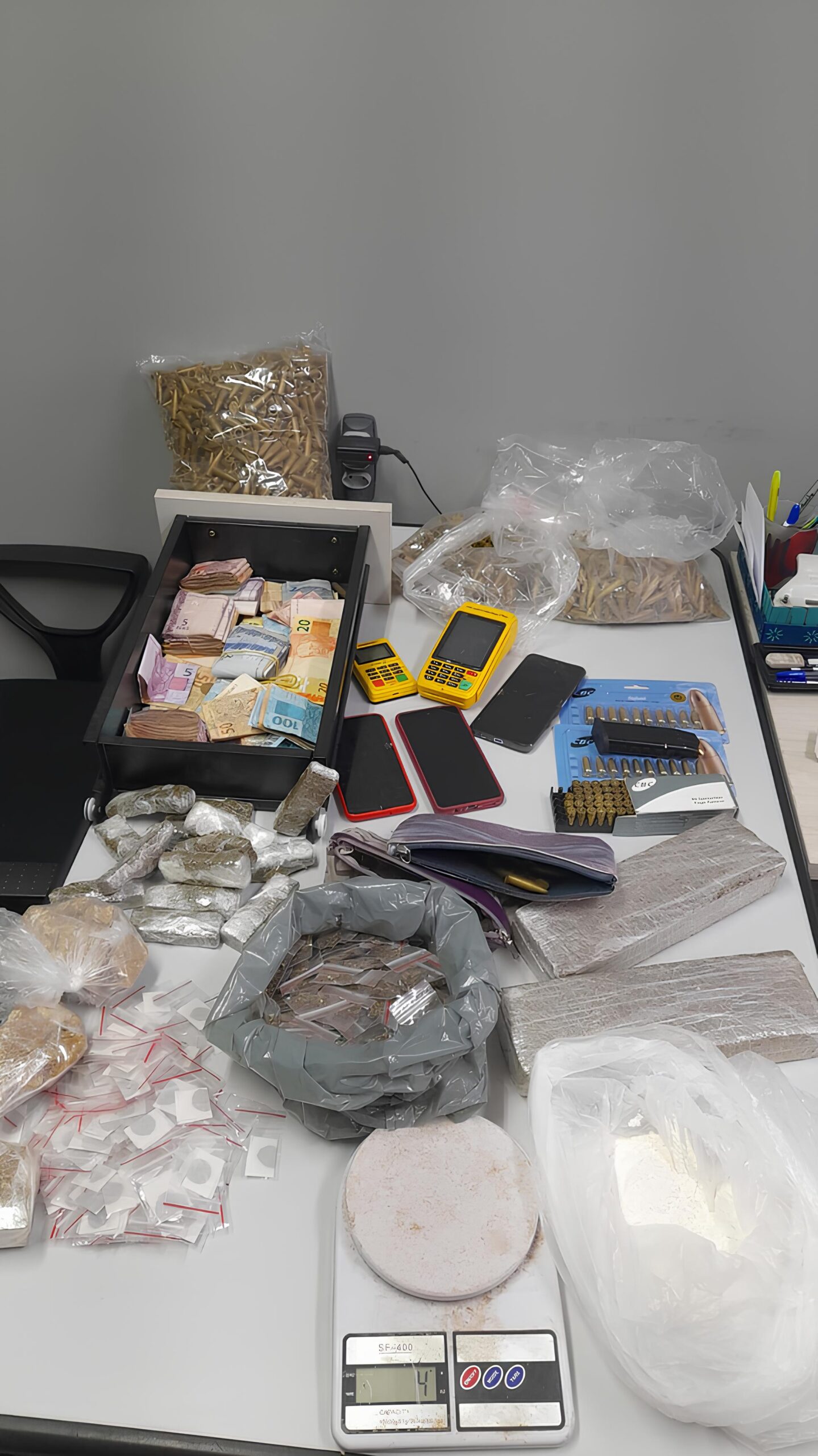 Tráfico de Drogas em Campinas: Operação Policial Desmantela Esquema com R$ 11 Mil e Munições Restritas 1 Tr fico de Drogas em Campinas Opera o Policial Desmantela Esquema com R 11 Mil e Muni es Restritas scaled