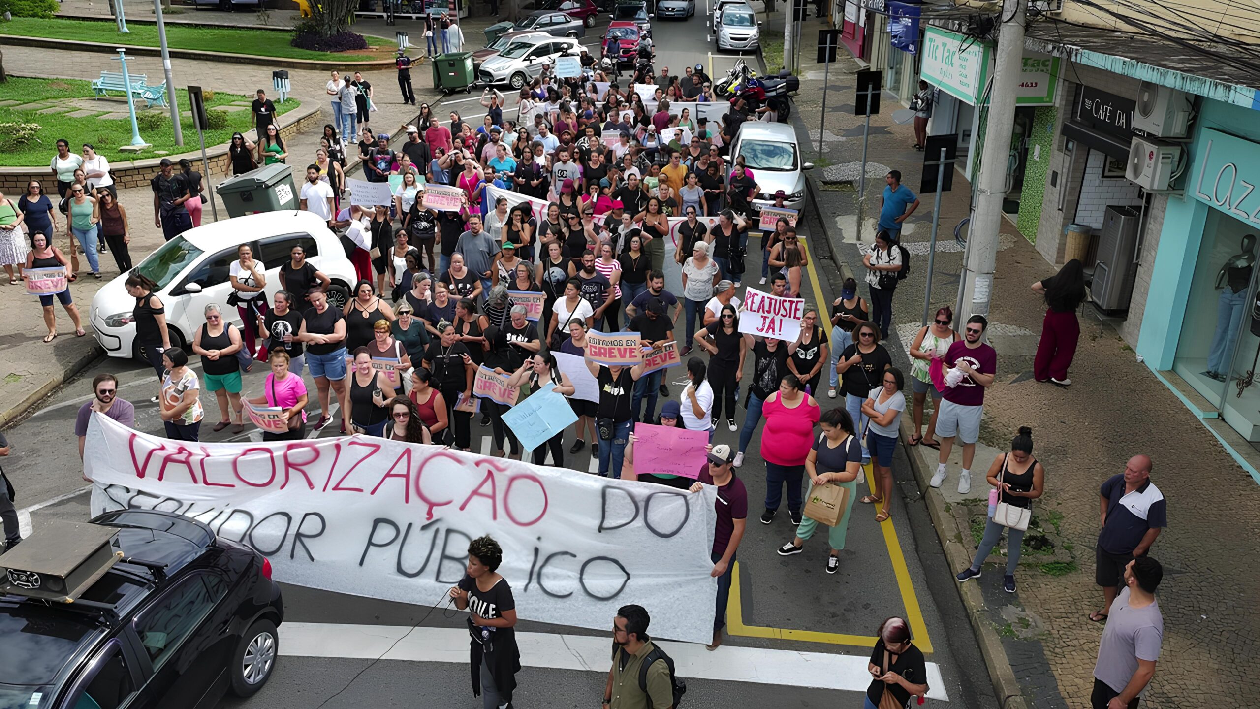 A Greve dos Servidores de Jaguariúna: O Que Está em Jogo Além dos Salários? 1 A Greve dos Servidores de Jaguari na O Que Est em Jogo Al m dos Sal rios scaled