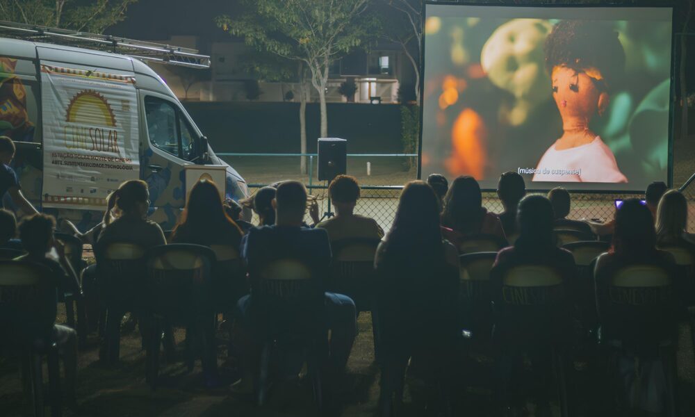 Cinema ao Ar Livre e Cultura Sustent vel O CineSolar Transforma o Parque Oziel em Um Ponto de Encontro M gico