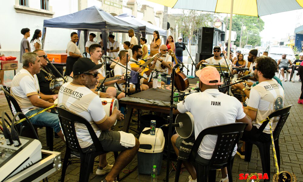 Quando o Ritmo do Samba Encontra a Solidariedade O Caso do Projeto SambAjuda