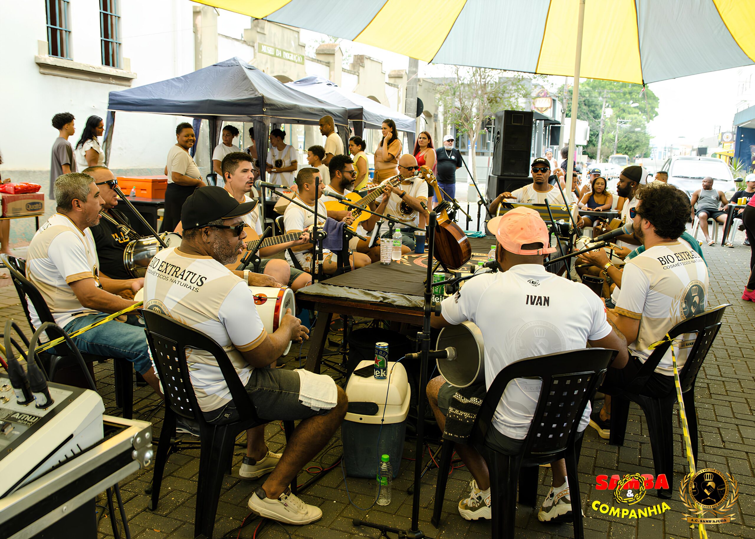 Quando o Ritmo do Samba Encontra a Solidariedade: O Caso do Projeto SambAjuda 1 Quando o Ritmo do Samba Encontra a Solidariedade O Caso do Projeto SambAjuda scaled