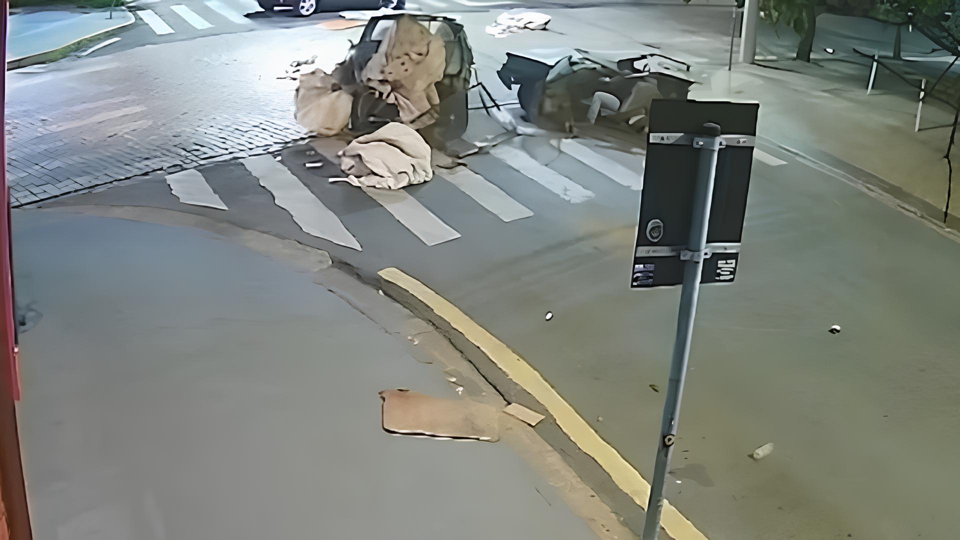 Carro Dividido ao Meio em Colisão: O Mistério de um Acidente Insólito que Desafia a Lógica 1 Carro Dividido ao Meio em Colis o O Mist rio de um Acidente Ins lito que Desafia a L gica