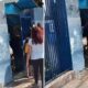Crian a de 7 Anos Pula Muro da Escola em Busca de Bambol e Desaparece por Uma Hora O Que Isso Revela Sobre Nossa Educa o e Seguran a