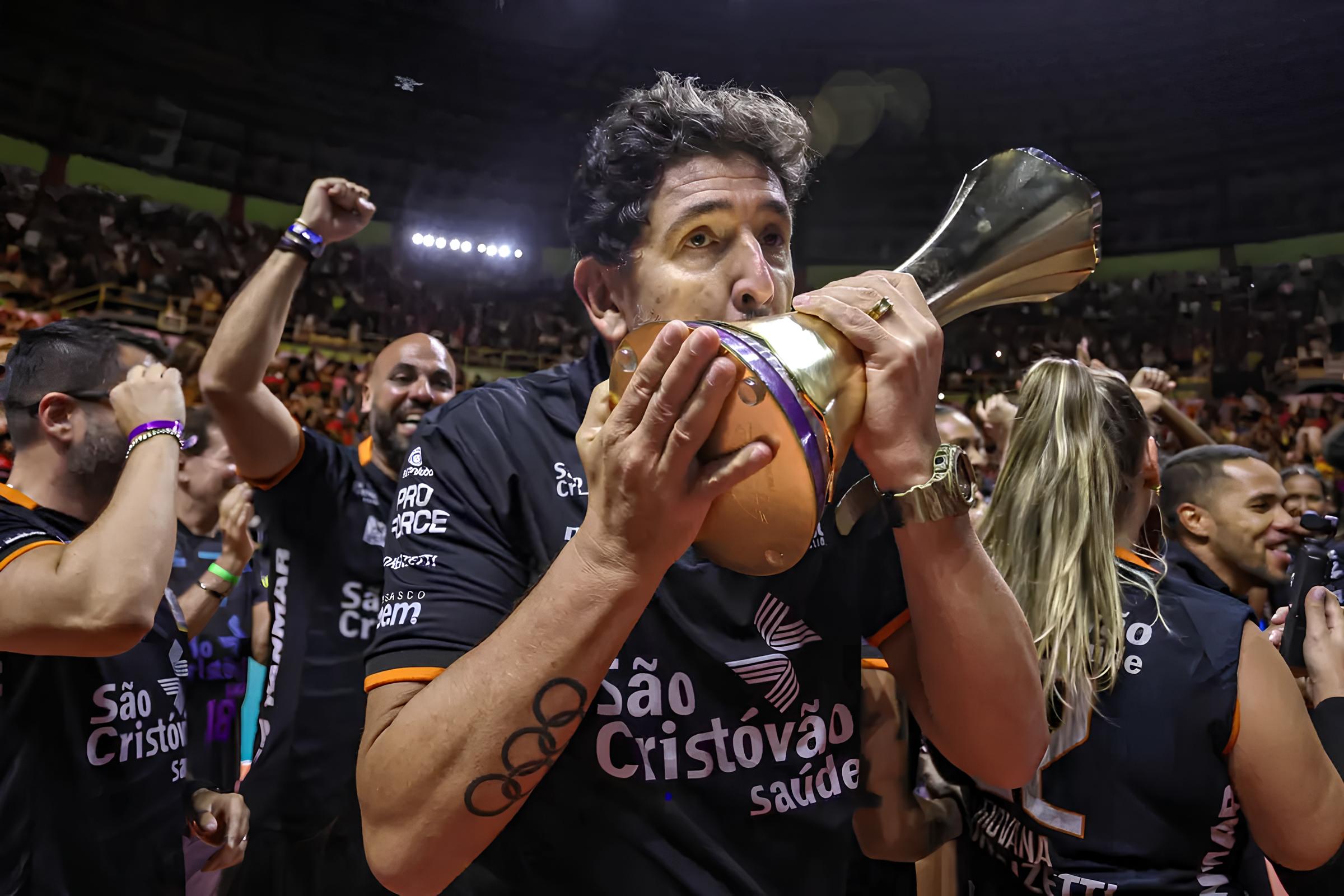 De Quadra a Lenda: Como Luizomar Transformou o Vôlei em Tríplice Coroa e Inspiração Nacional 1 De Quadra a Lenda Como Luizomar Transformou o V lei em Tr plice Coroa e Inspira o Nacional