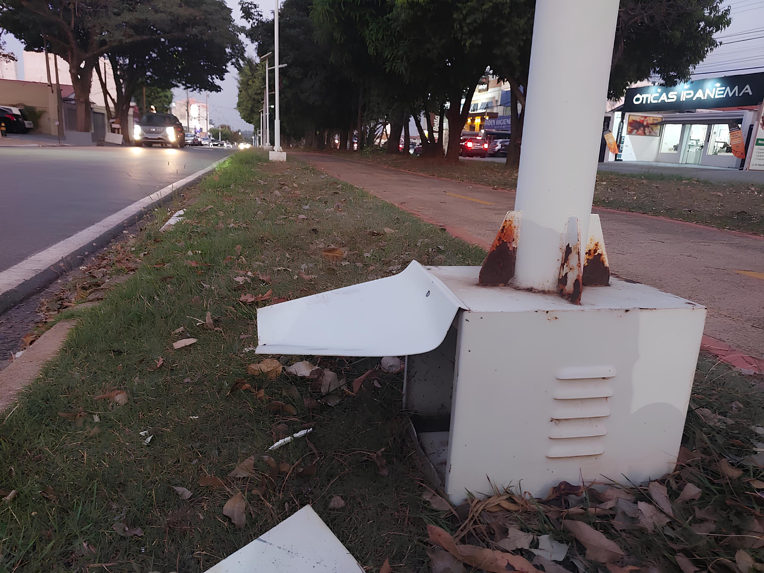O Caso da Ciclovia Esquecida: Como Furtos e Falhas na Iluminação Colocam em Risco Milhares de Usuários 1 O Caso da Ciclovia Esquecida Como Furtos e Falhas na Ilumina o Colocam em Risco Milhares de Usu rios