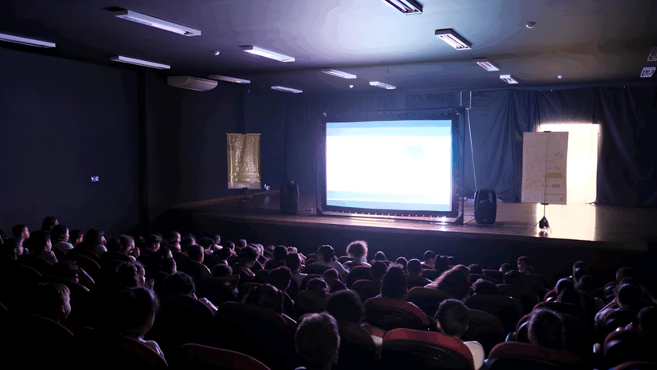 O Grande Encontro Cinematográfico: Por Que a 15ª Mostra Curta é Imperdível para Cineastas e Amantes do Cinema Brasileiro 1 O Grande Encontro Cinematogr fico Por Que a 15 Mostra Curta Imperd vel para Cineastas e Amantes do Cinema Brasileiro