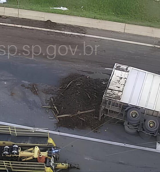 Carreta Tombada e Trânsito Caótico: O Dia em que a SP-340 Virou um Tabuleiro de Xadrez Gigante 2 Carreta Tombada e Tr nsito Ca tico O Dia em que a SP 340 Virou um Tabuleiro de Xadrez Gigante