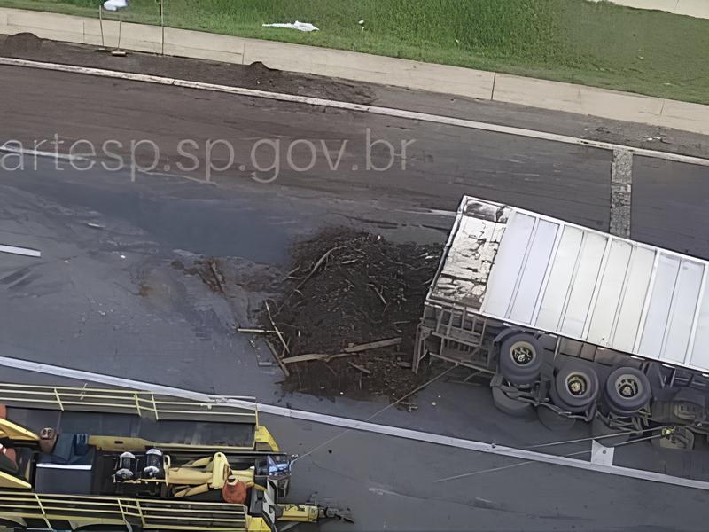 Carreta Tombada e Trânsito Caótico: O Dia em que a SP-340 Virou um Tabuleiro de Xadrez Gigante 1 Carreta Tombada e Tr nsito Ca tico O Dia em que a SP 340 Virou um Tabuleiro de Xadrez Gigante