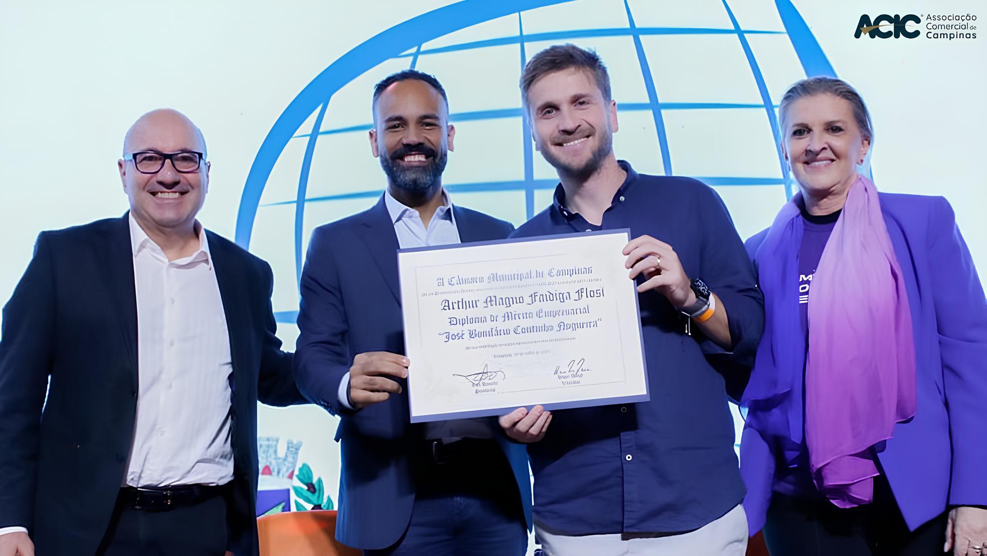 O Gin que Conquistou o Mundo e a Câmara Municipal de Campinas: A História de Arthur Flosi e Sua Destilaria Boutique 1 O Gin que Conquistou o Mundo e a C mara Municipal de Campinas A Hist ria de Arthur Flosi e Sua Destilaria Boutique