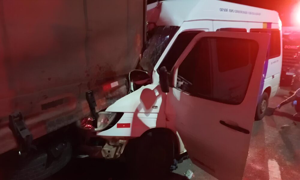 Van Bate em Carreta e Deixa Homem com Pernas Prensadas Um Relato de Sobreviv ncia e Reflex o no Tr nsito Brasileiro