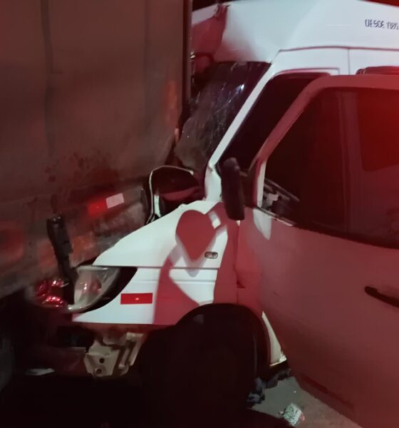Van Bate em Carreta e Deixa Homem com Pernas Prensadas: Um Relato de Sobrevivência e Reflexão no Trânsito Brasileiro 2 Van Bate em Carreta e Deixa Homem com Pernas Prensadas Um Relato de Sobreviv ncia e Reflex o no Tr nsito Brasileiro