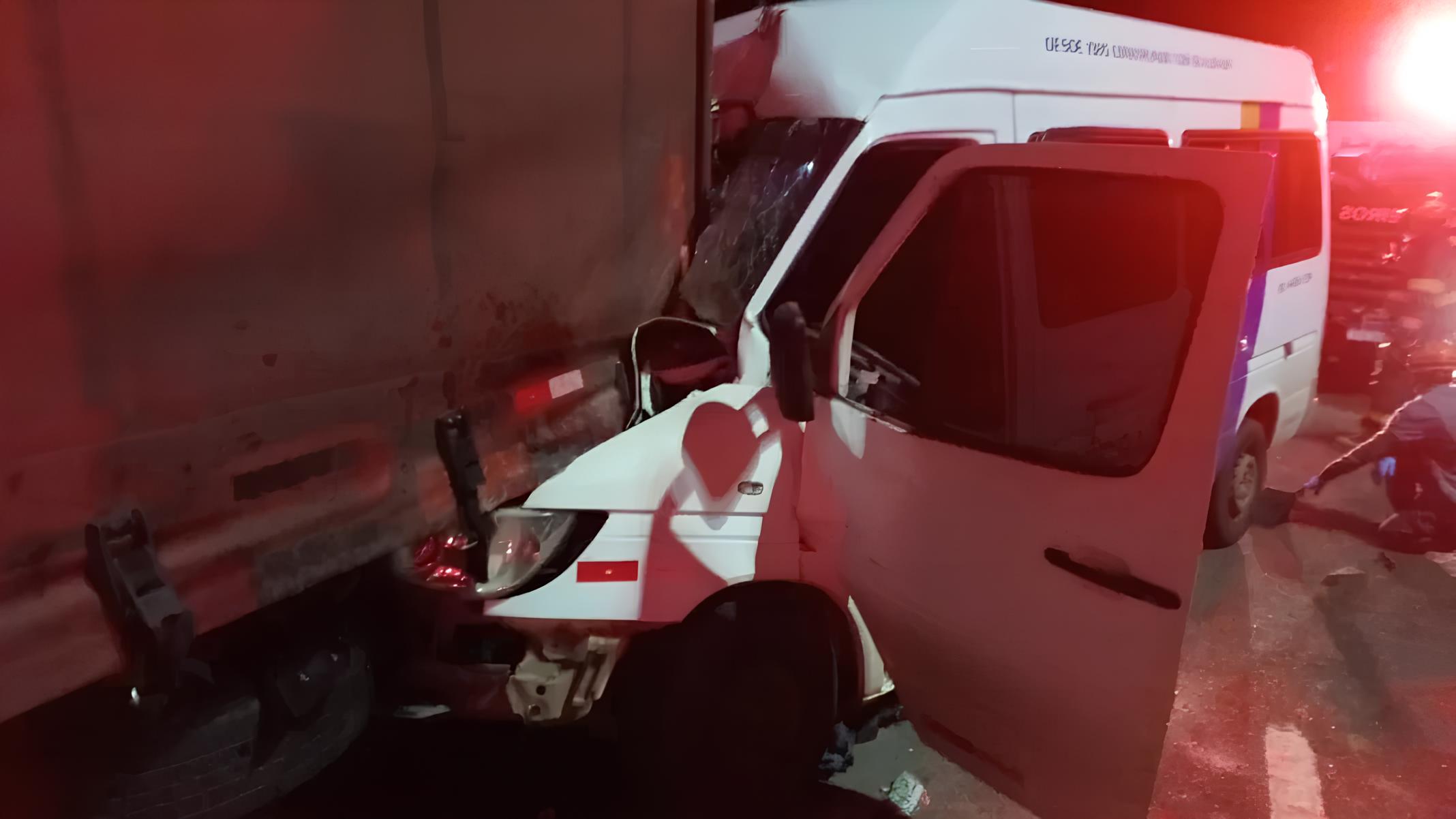 Van Bate em Carreta e Deixa Homem com Pernas Prensadas: Um Relato de Sobrevivência e Reflexão no Trânsito Brasileiro 1