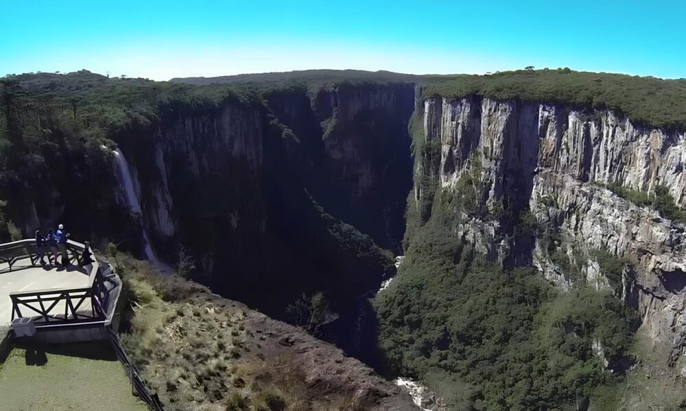 C nion Fortaleza O Dia em que o Desespero Ecoou nas Montanhas da Serra Ga cha