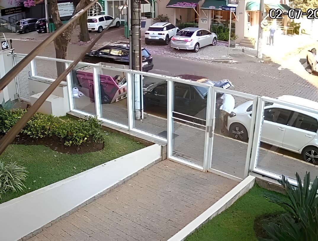 O Incômodo Silêncio de uma Rua Movimentada: Como um Furto no Cambuí Revela a Fragilidade da Segurança Urbana 1 O Inc modo Sil ncio de uma Rua Movimentada Como um Furto no Cambu Revela a Fragilidade da Seguran a Urbana
