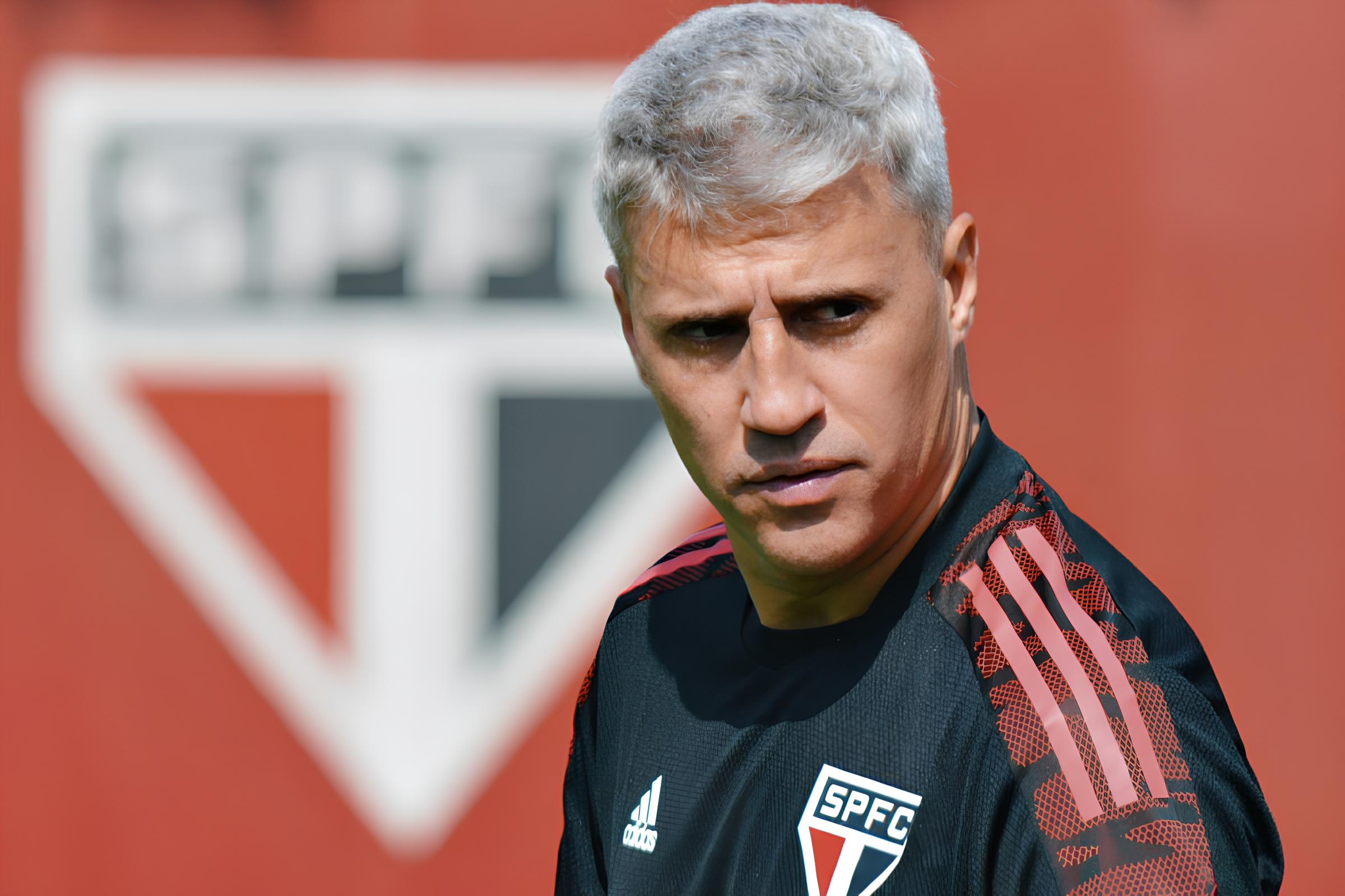 O Renascimento do São Paulo: Crespo Assume Com elenco Quase Completo e Promete Emoção no Clássico Contra o Flamengo 1 O Renascimento do S o Paulo Crespo Assume Com elenco Quase Completo e Promete Emo o no Cl ssico Contra o Flamengo