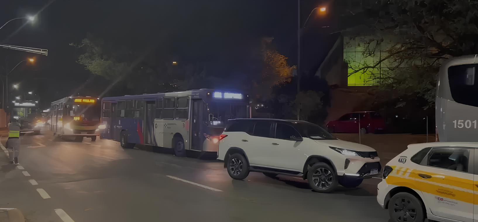 Quando o Caos Tomou Conta das Ruas: O Dia em que Dois Ônibus Paralisaram Campinas 1 Quando o Caos Tomou Conta das Ruas O Dia em que Dois nibus Paralisaram Campinas