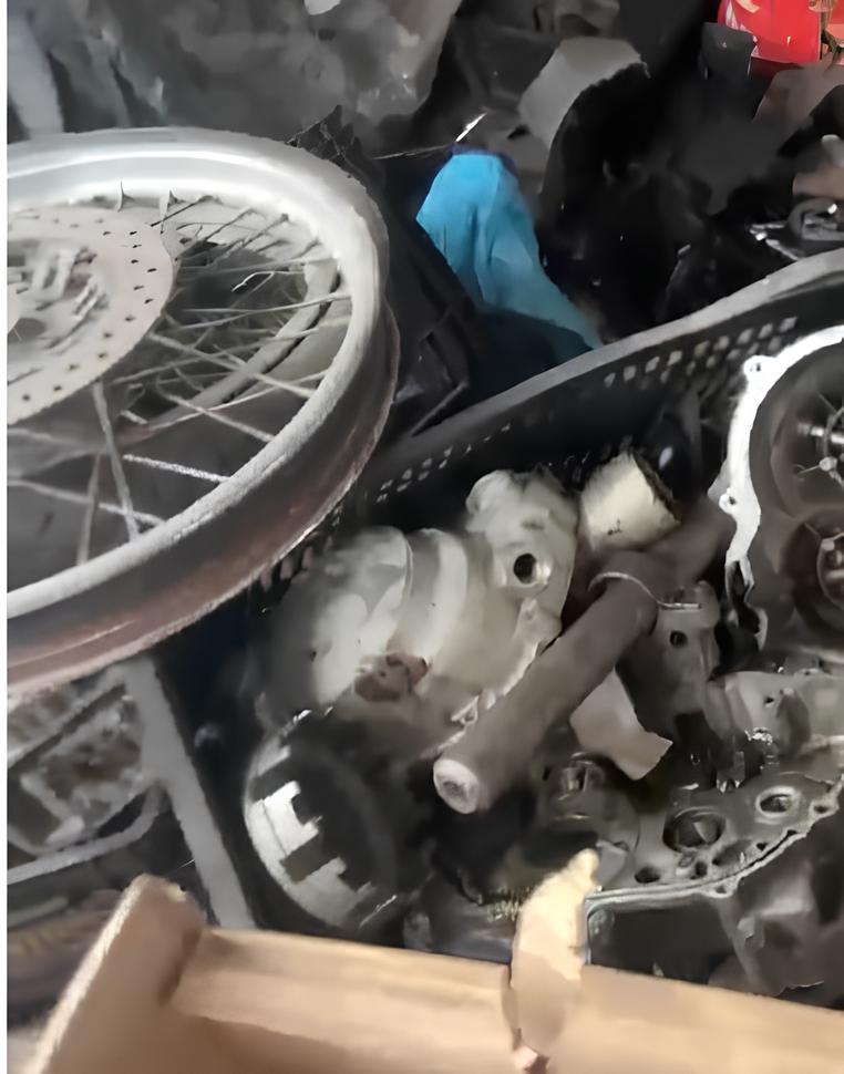Um Dep sito de Sombras Como uma Oficina Comum Encobria um Esquema Milion rio de Motocicletas Roubadas