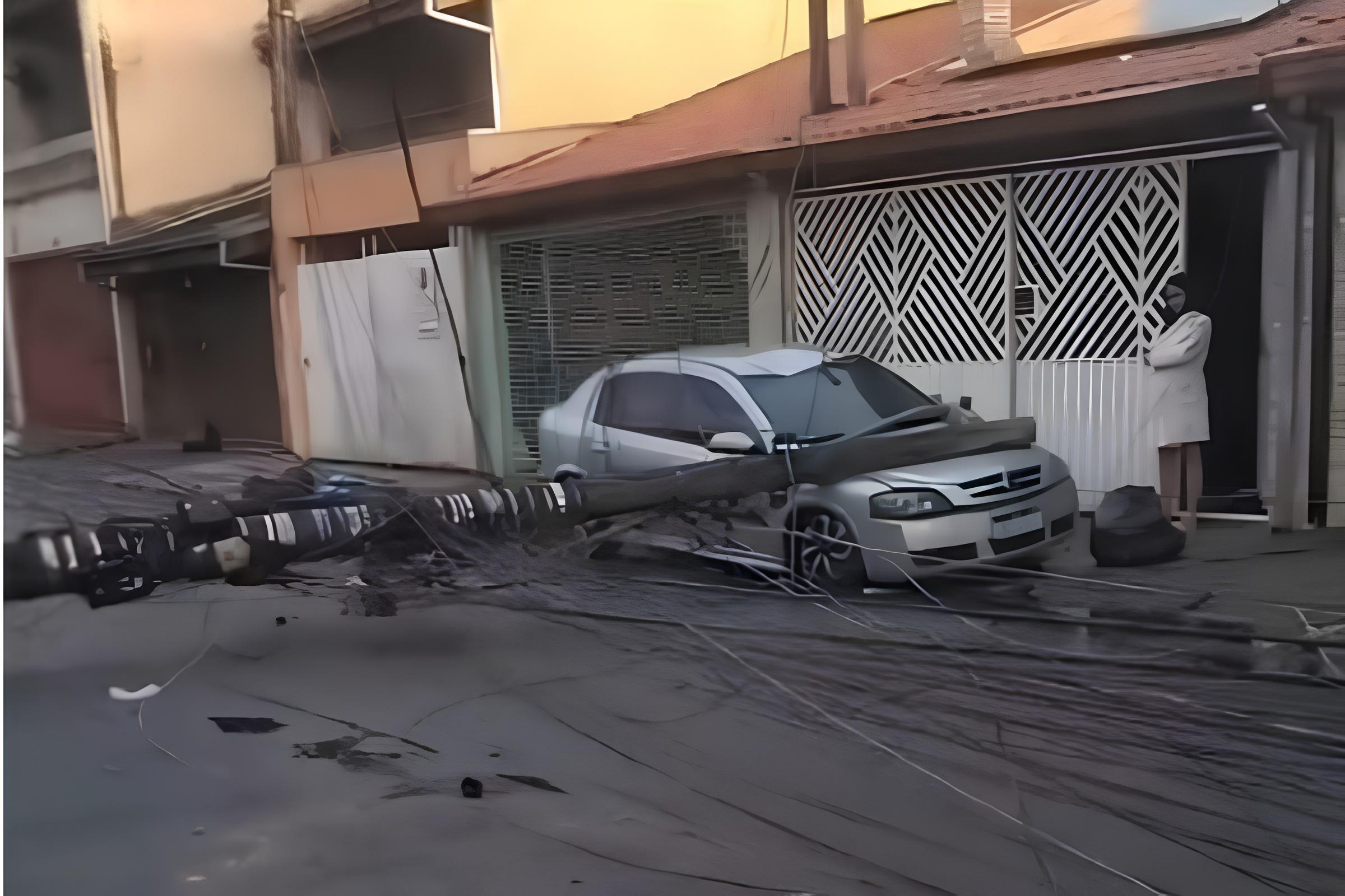 Ventania Derruba Poste Sobre Carro em São José: O Dia em Que a Natureza Desafiou o Homem 1 Ventania Derruba Poste Sobre Carro em S o Jos O Dia em Que a Natureza Desafiou o Homem