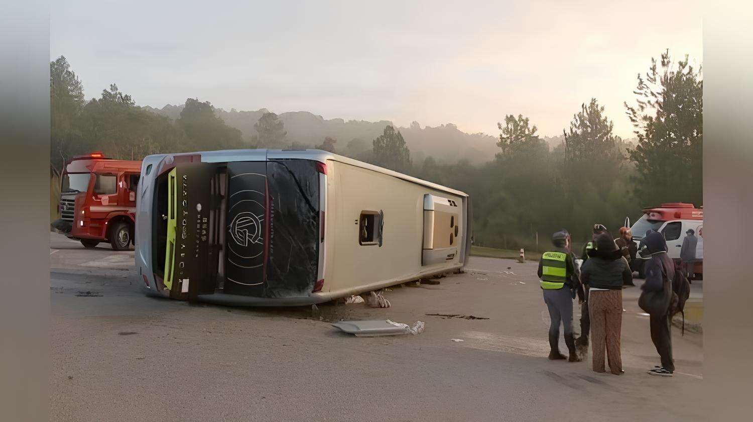 Ônibus Tomba na Rodovia Raposo Tavares: A Noite que Virou Pesadelo para 37 Passageiros 1 nibus Tomba na Rodovia Raposo Tavares A Noite que Virou Pesadelo para 37 Passageiros