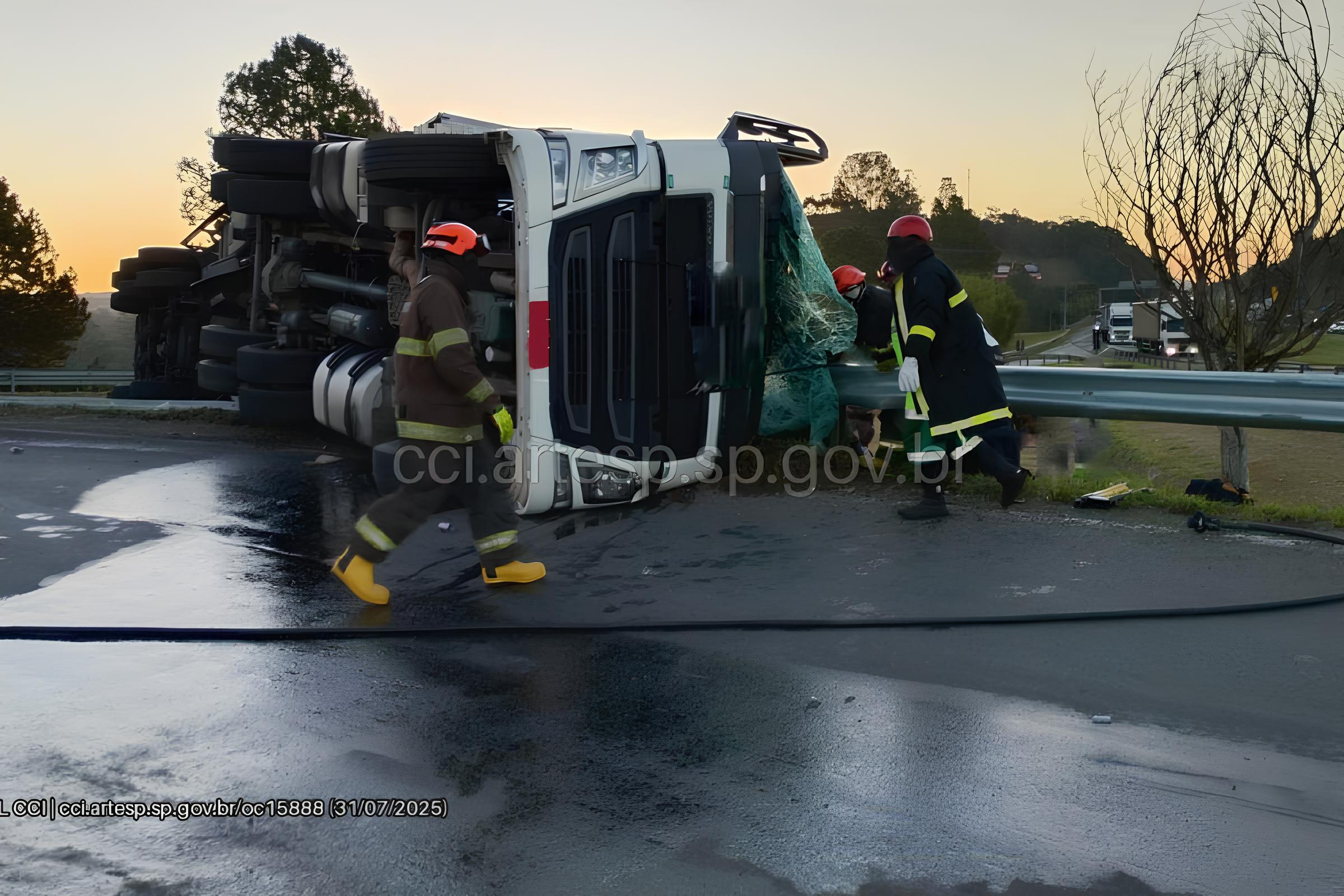 A Rodovia Dom Pedro I em Caos: O Dia em que Itatiba Parou Após um Tombamento Especular 1 A Rodovia Dom Pedro I em Caos O Dia em que Itatiba Parou Ap s um Tombamento Especular