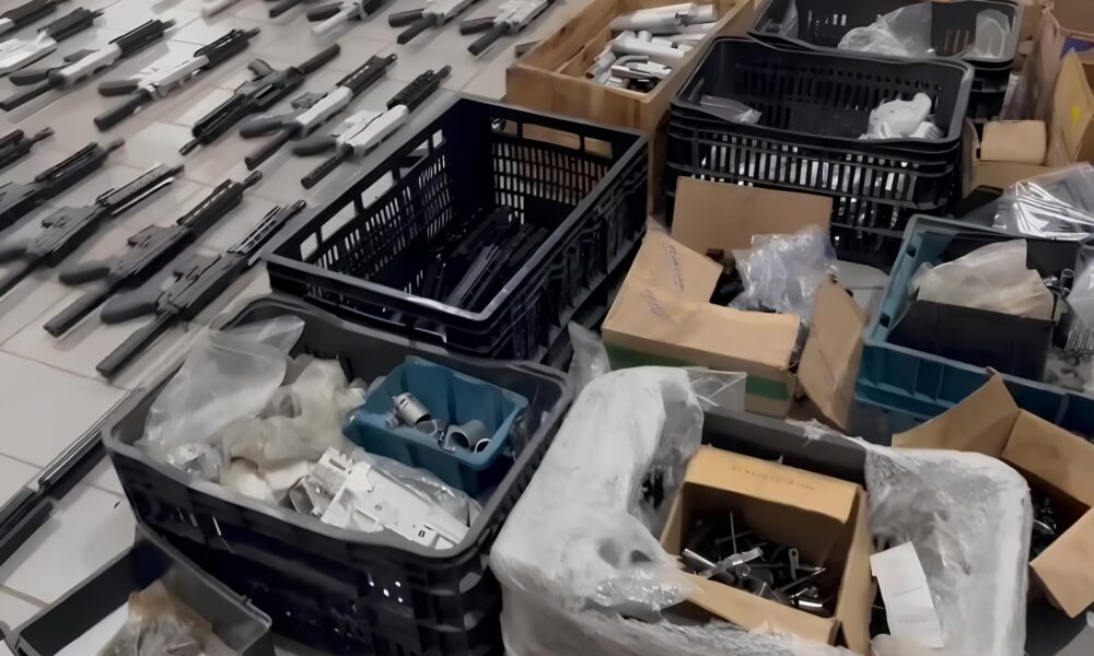 A Sombra das Armas Como uma F brica Clandestina de Fuzis Quase Abasteceu o Crime Organizado no Brasil