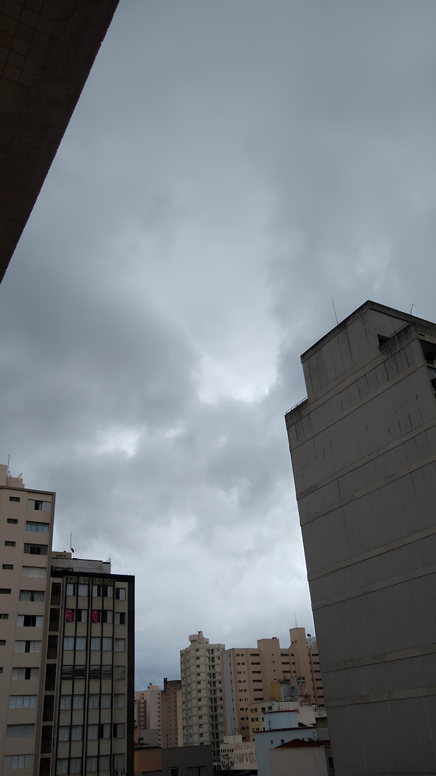 Entre Tempestades e Fogo: Como Campinas Enfrenta o Duelo Extremo Entre Chuvas e Seca 1 Entre Tempestades e Fogo Como Campinas Enfrenta o Duelo Extremo Entre Chuvas e Seca scaled