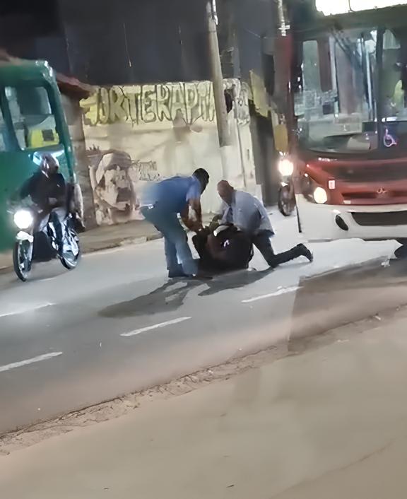Homem Pendurado em Ônibus: O Dia em que o Caos se Apossou do Centro de Campinas 1 Homem Pendurado em nibus O Dia em que o Caos se Apossou do Centro de Campinas