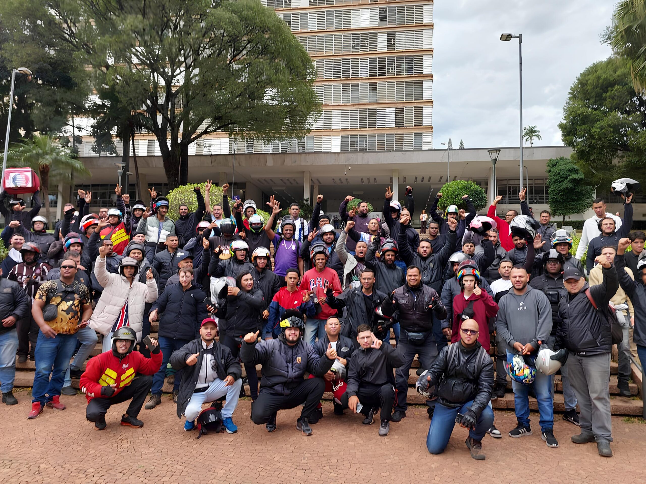 Motociclistas de Aplicativos em Campinas: A Luta Contra Multas e a Busca por Justiça 1 Motociclistas de Aplicativos em Campinas A Luta Contra Multas e a Busca por Justi a scaled