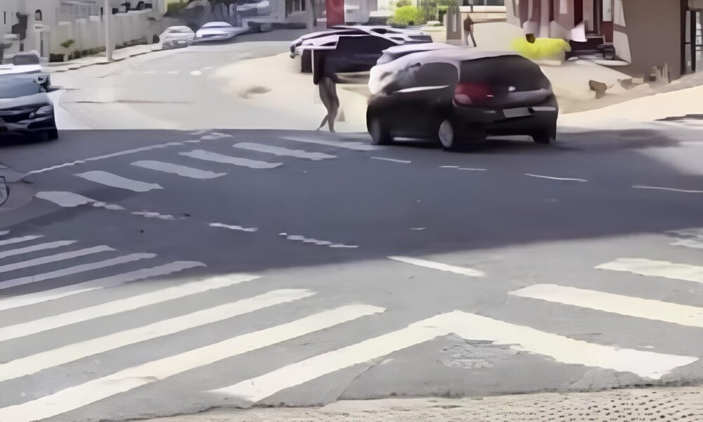 O Impacto de Um Segundo de Descuido Motorista Foge Ap s Atropelar Jovem em Faixa de Pedestre