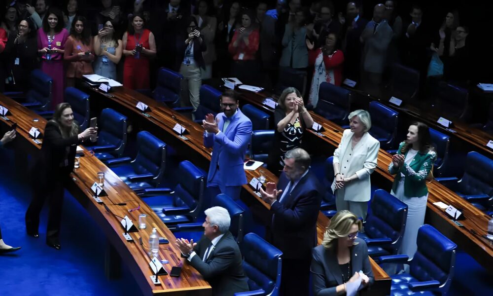 Prote o Digital para Crian as O Dia em que o Brasil Decidiu Repensar a Internet para os Mais Novos