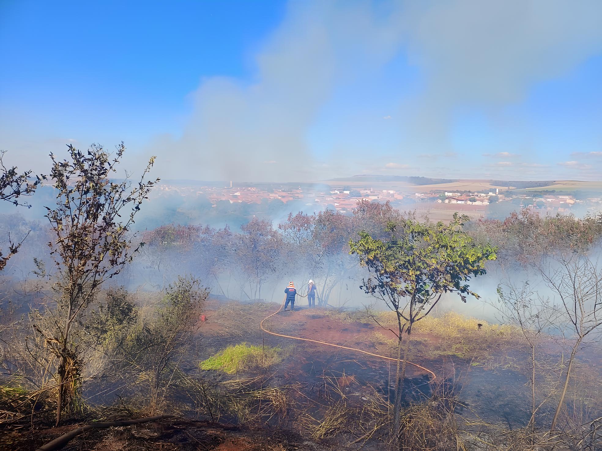 Quando o Fogo Engole o Verde: O Dia em que Cordeirópolis Assistiu a uma Batalha Contra o Caos 1 Quando o Fogo Engole o Verde O Dia em que Cordeir polis Assistiu a uma Batalha Contra o Caos