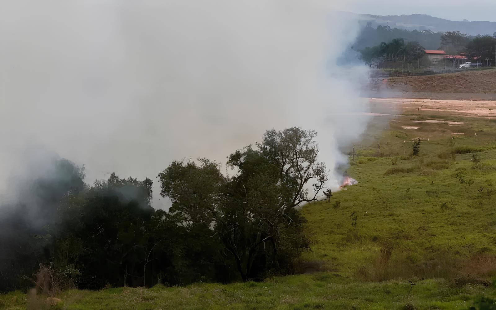 O Fogo Que Não Se Apaga: Como o Clima Seco e as Queimadas Moldam o Futuro do Interior do Brasil 1 O Fogo Que N o Se Apaga Como o Clima Seco e as Queimadas Moldam o Futuro do Interior do Brasil