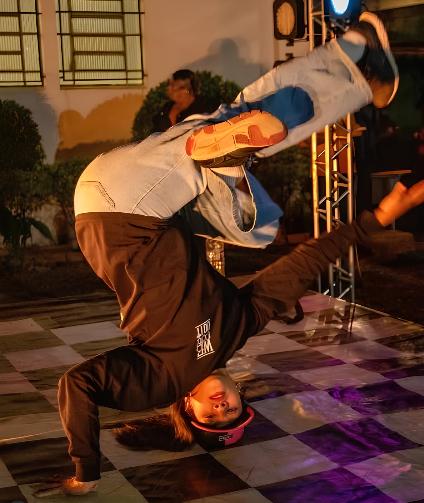 Da Quebrada ao Plenário: Como o Hip-Hop Está Redefinindo a Política em Campinas 1 Da Quebrada ao Plen rio Como o Hip Hop Est Redefinindo a Pol tica em Campinas