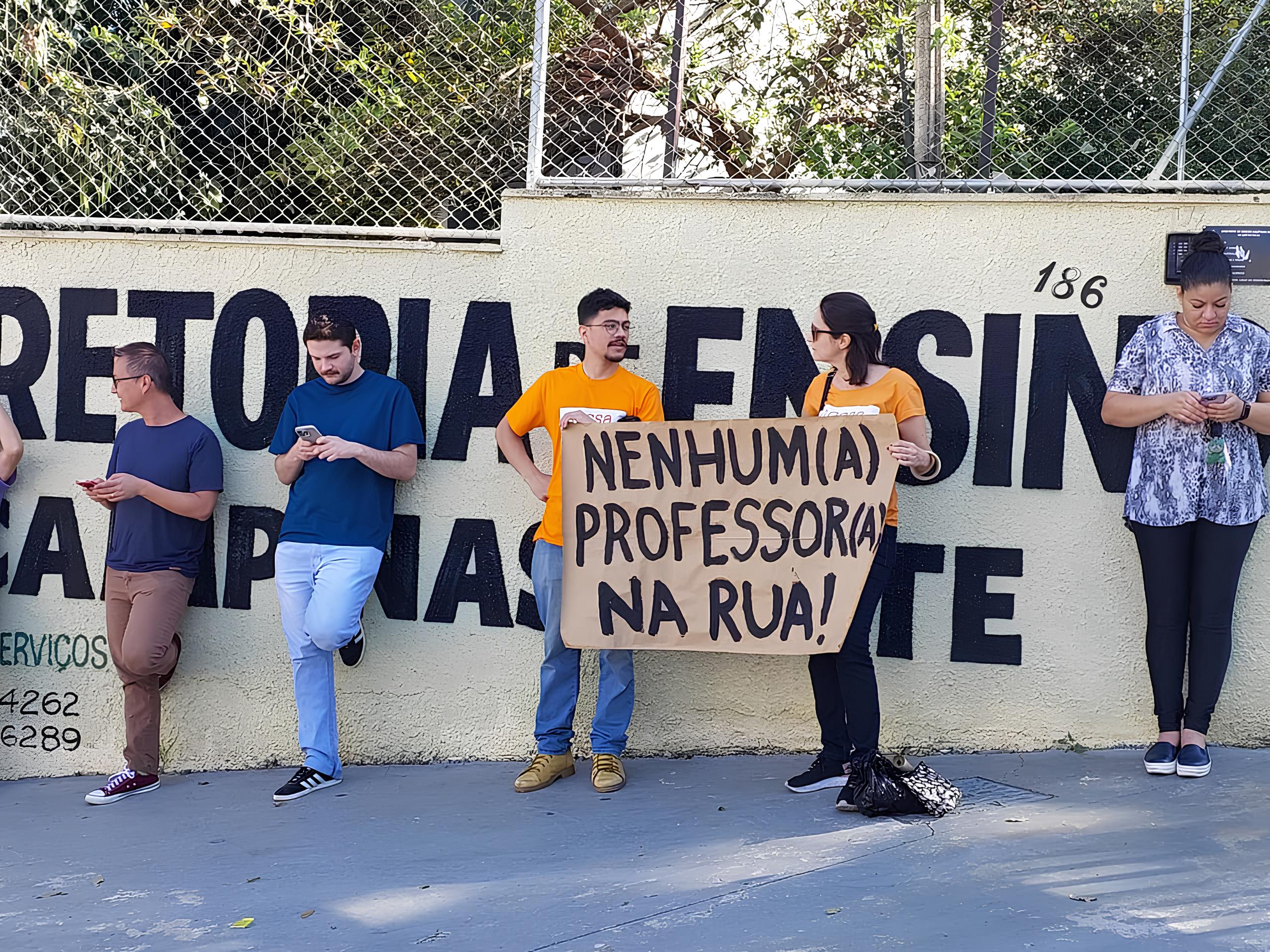 O Dia em que os Professores Foram Apagados do Sistema: Como um Clique Administrativo Pôs em Risco a Alma da Educação Pública 1 O Dia em que os Professores Foram Apagados do Sistema Como um Clique Administrativo P s em Risco a Alma da Educa o P blica
